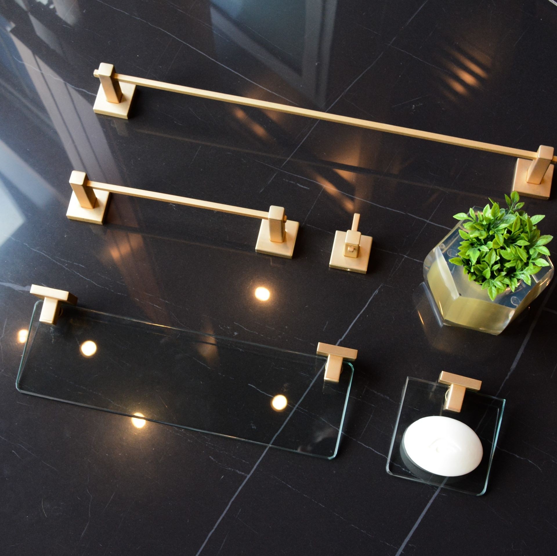 PORTA TOALHA DE BANHO 51CM INOX SQUARE OURO FOSCO